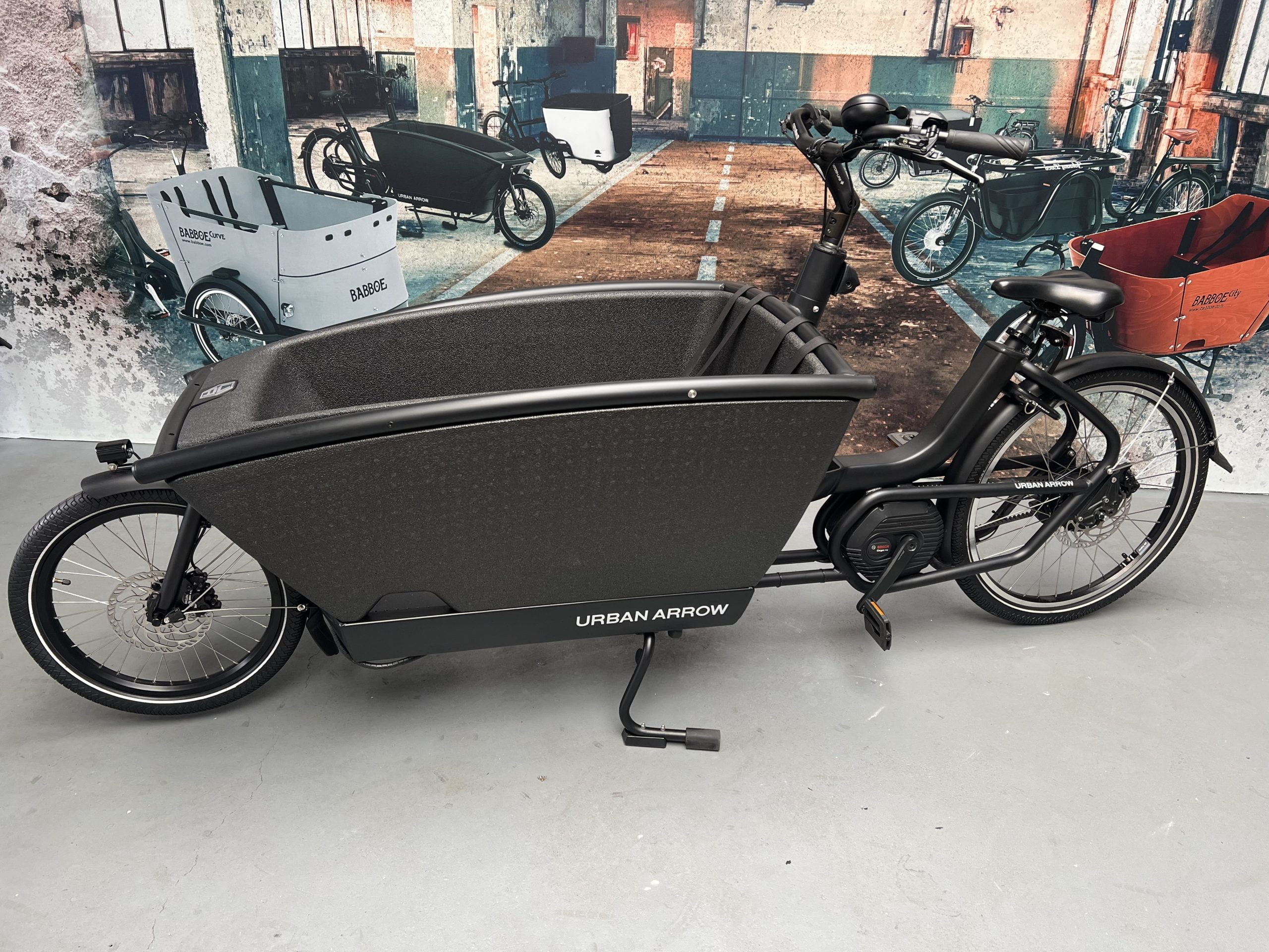 Urban Arrow bakfiets kleur zwart.