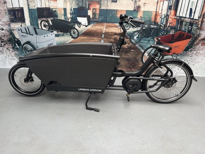 Urban Arrow bakfiets kleur zwart.