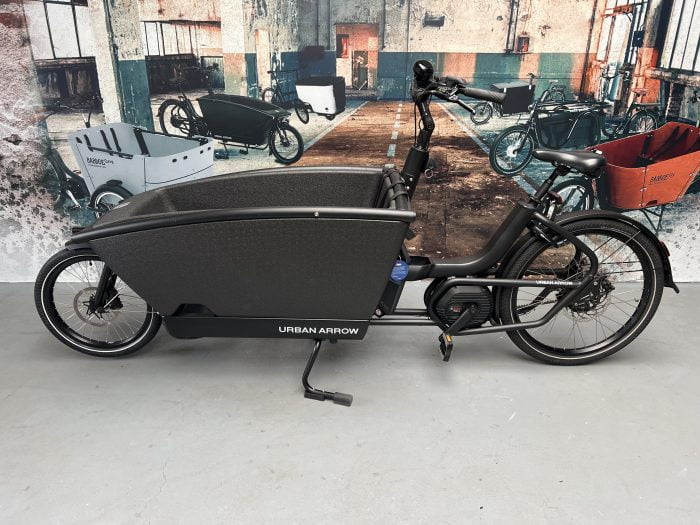 Urban Arrow elektrische bakfiets in de kleur zwart.