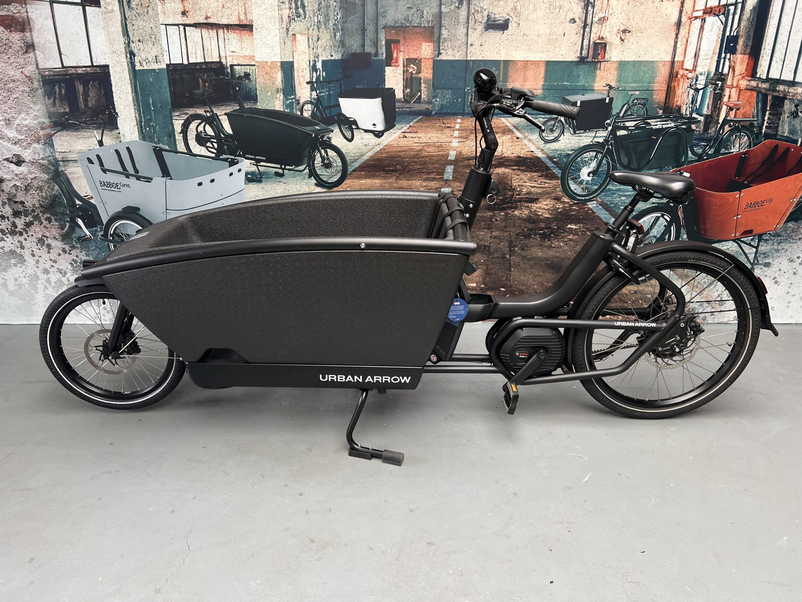 Urban Arrow elektrische bakfiets in de kleur zwart.